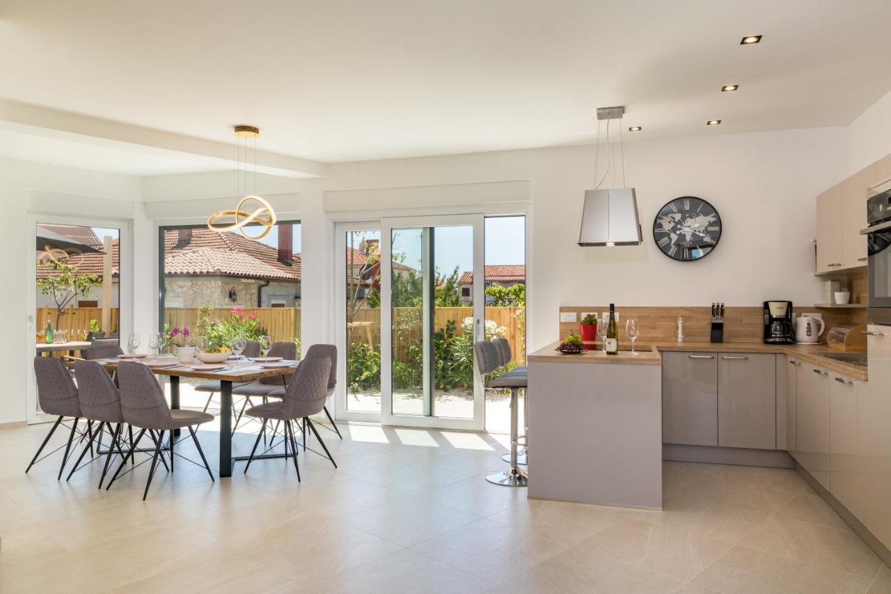 Villa Elena: Seaside Luxury with Whirlpool and Brijuni Islands View Fazana Exterior photo