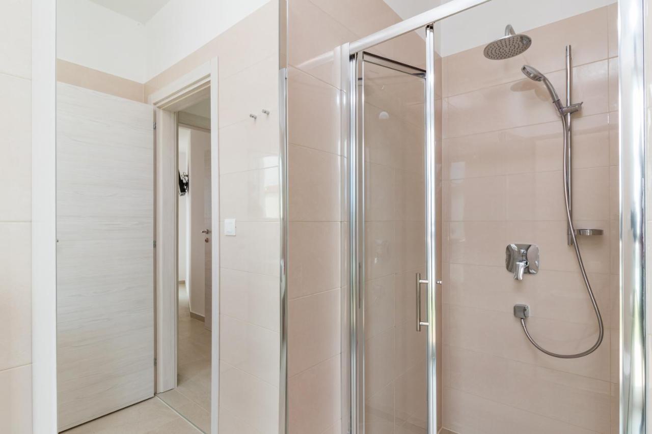 Villa Elena: Seaside Luxury with Whirlpool and Brijuni Islands View Fazana Exterior photo
